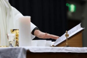 L'estate porta il consueto avvicendamento dei parroci nelle diocesi: un passaggio delicato che custodisce una grande ricchezza spirituale.