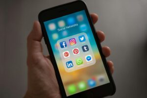 La Francia diventa il primo Paese europeo a vietare i social media ai minori di 15 anni, con controlli sull'età in arrivo da settembre.