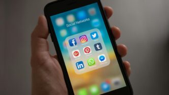 La Francia diventa il primo Paese europeo a vietare i social media ai minori di 15 anni, con controlli sull'età in arrivo da settembre.