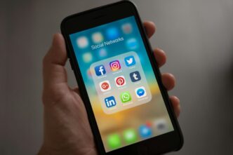 La Francia diventa il primo Paese europeo a vietare i social media ai minori di 15 anni, con controlli sull'età in arrivo da settembre.