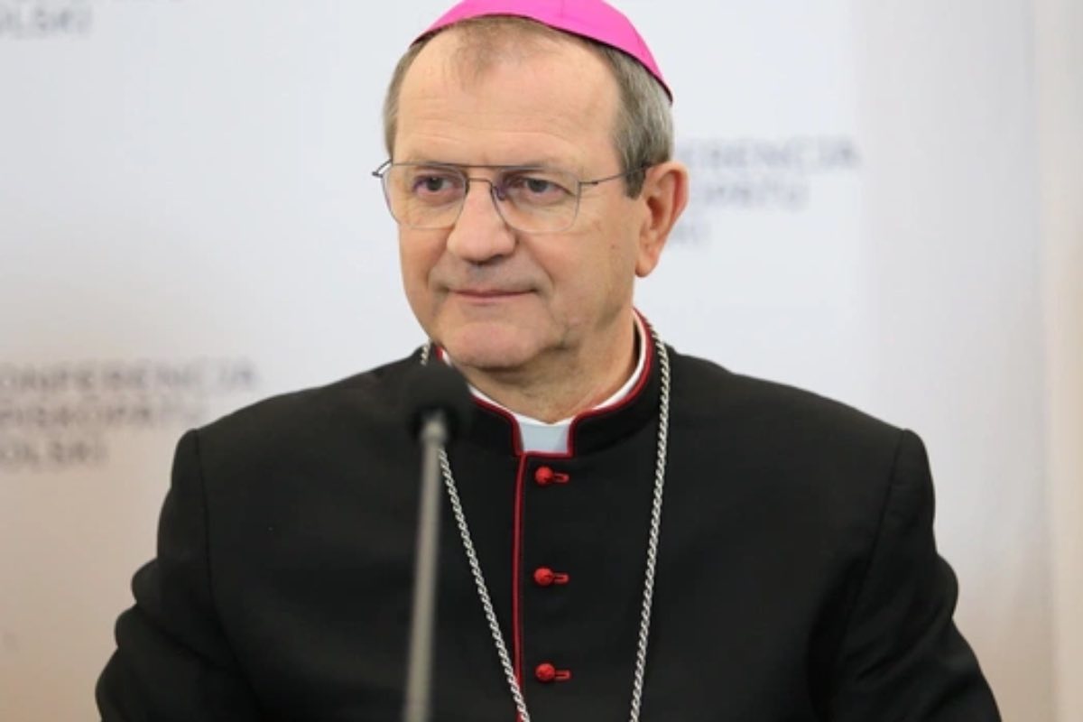 Il Ministero ha collocato le lezioni di religione prima o dopo le altre attività scolastiche, ha ridotto il tempo di insegnamento a una sola ora a settimana, ha reso più semplice unire classi diverse in un unico gruppo e ha eliminato il voto di religione dalla media scolastica