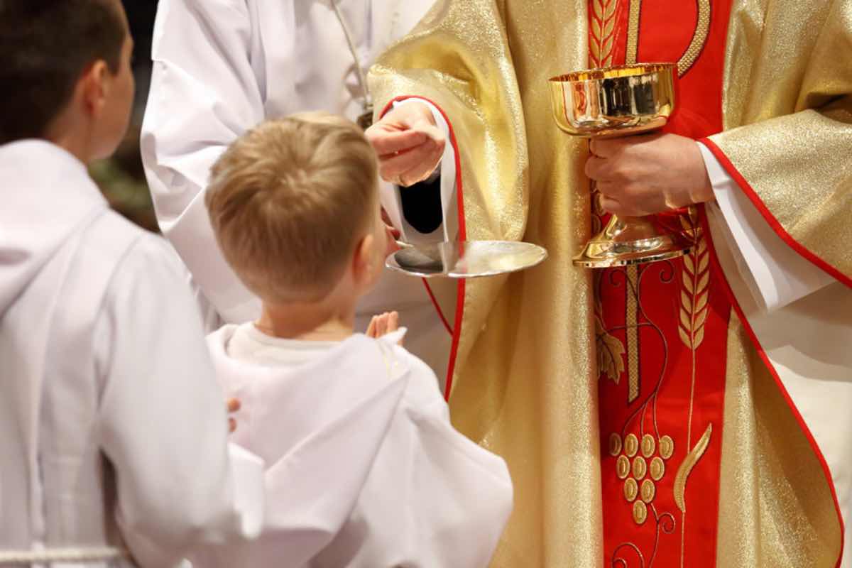 Con lo stesso decreto, san Pio X decise di anticipare l'età della Prima Comunione, portandola alla cosiddetta "età della ragione", che si colloca generalmente intorno ai sette anni, contro la consuetudine dell'epoca che la fissava verso i dodici anni