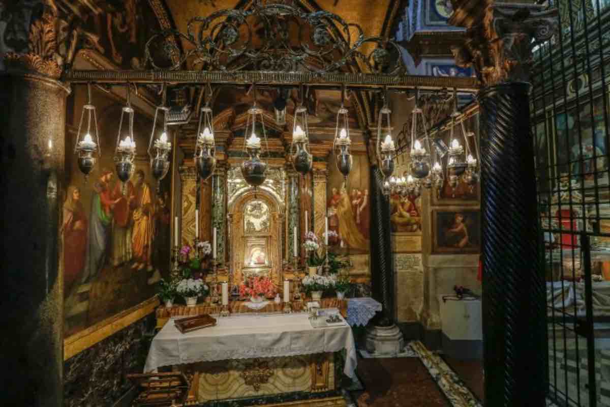 Il santuario, elevato a basilica minore da Leone XIII nel 1903, si affaccia su una piazza stretta, dentro un dedalo di vicoli poco adatto a grandi afflussi. "Il mio servizio è custodire, accogliere e onorare la Madre del Buon Consiglio"