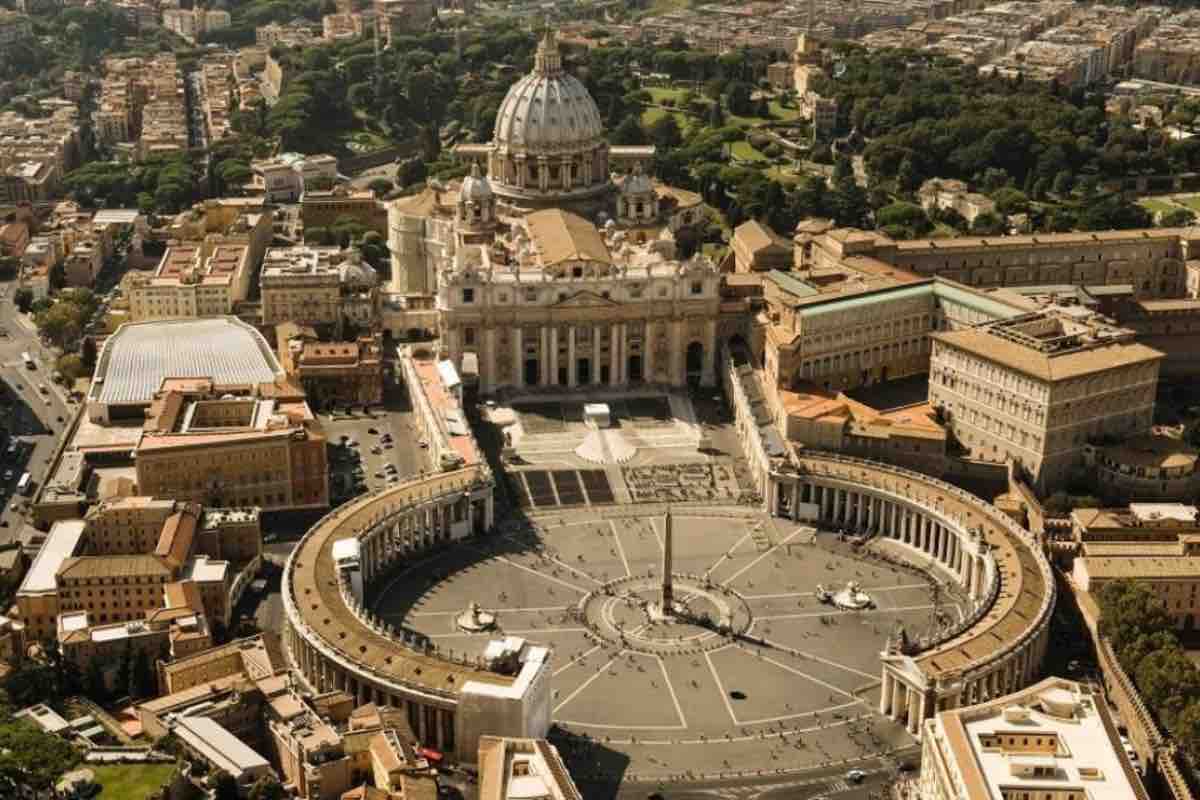 Leone XIV ha poi ricordato che la Chiesa ha sempre considerato la domenica come la celebrazione settimanale della Resurrezione di Cristo, il "dies Domini", il giorno del Signore. Per questo, ha spiegato, santificare la domenica significa celebrare l'Eucaristia, e questa assemblea "non può essere sostituita da una presenza solamente virtuale