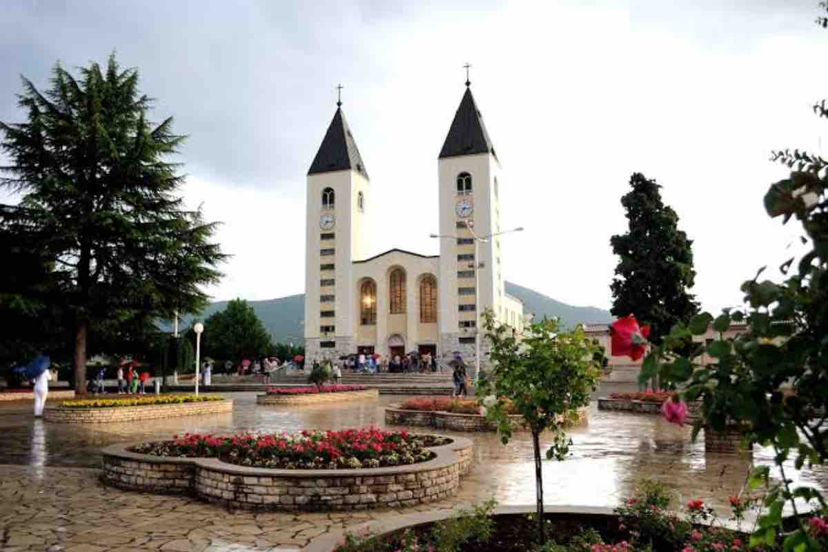 Il cambiamento più evidente riguarda la Santa Messa serale, celebrata alle 18:00