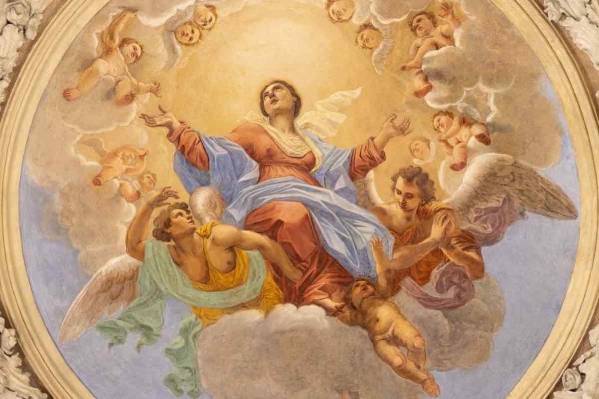 Il quarto dogma è l'Assunzione, che la Chiesa celebra proprio il 15 agosto: terminato il corso della sua vita terrena