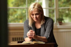 Nel libro Primi passi nella preghiera, il cardinale Lustiger offre cinque consigli semplici per iniziare a pregare e vivere alla presenza di Dio.
