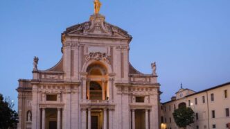 Il Perdono d'Assisi è l'indulgenza plenaria legata alla Porziuncola, voluta da san Francesco: origini, condizioni e giorni per ottenerla.