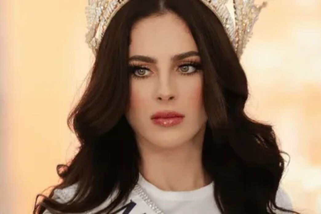 Fátima Bosch, Miss Universo 2025, offre la sua corona a Dio durante una tappa in Guatemala, con parole di fede sui talenti da mettere al servizio degli altri.