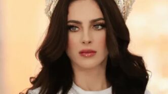 Fátima Bosch, Miss Universo 2025, offre la sua corona a Dio durante una tappa in Guatemala, con parole di fede sui talenti da mettere al servizio degli altri.