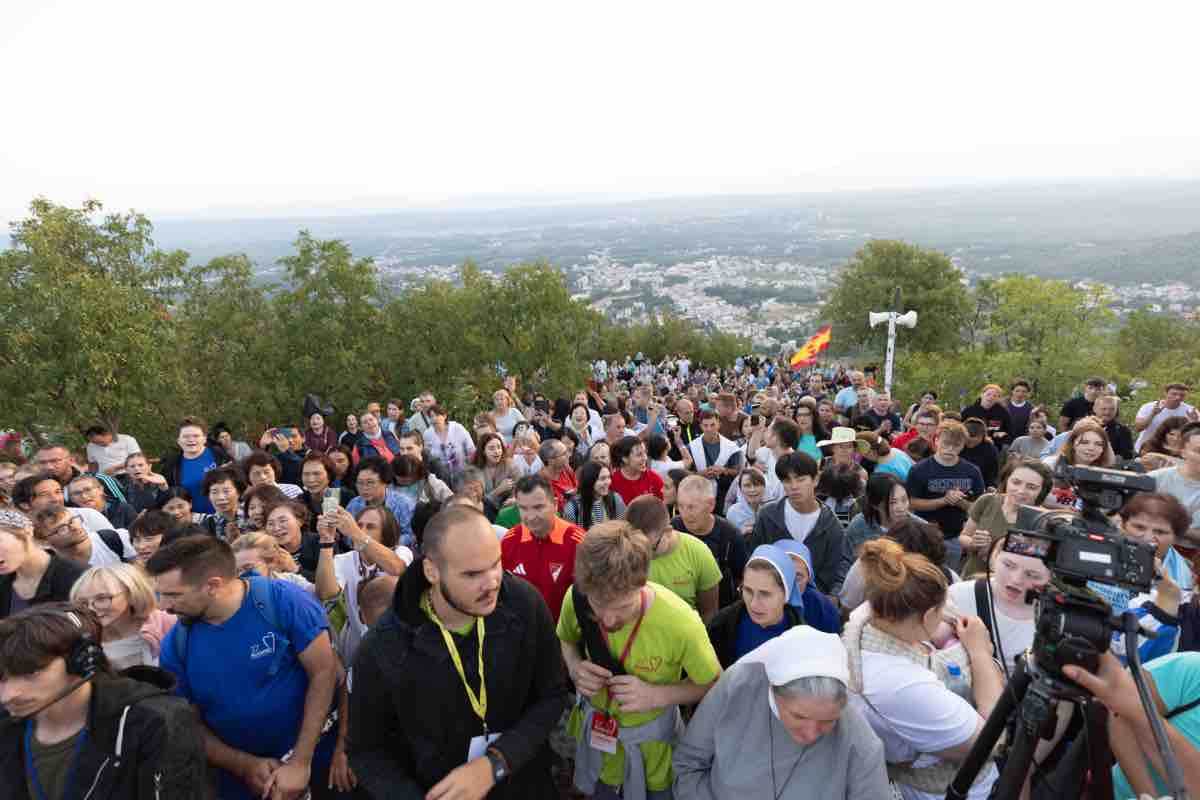 L'edizione 2026 del festival si è svolta sul motto "Ad fontem! Al fonte!", e proprio a quella sorgente i giovani sono tornati nei giorni vissuti a Medjugorje: sante messe, adorazione eucaristica, catechesi e testimonianze si sono susseguite fino alla conclusione sul Križevac
