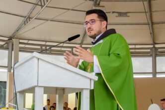 Nella riflessione quotidiana di Radio Mir, fra Goran Azinović spiega l'importanza di fermarsi e cosa insegna il silenzio di Thomas Merton.