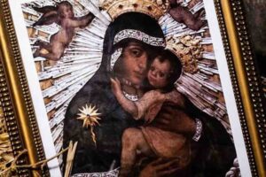 Nonostante il titolo, l'immagine sacra non raffigura alcuna gallina: è la classica iconografia della Madonna del Carmine con il Bambino. Il nome nacque dalla memoria dell'evento ritenuto prodigioso, a cui si aggiunsero nel tempo altre storie legate al dono di volatili al santuario, che resero l'offerta di pollame un elemento caratteristico del culto