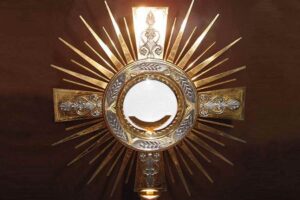 Che differenza c'è tra adorare e venerare? La Chiesa distingue la latria dovuta a Dio dalla dulia dei santi e dall'iperdulia riservata a Maria.