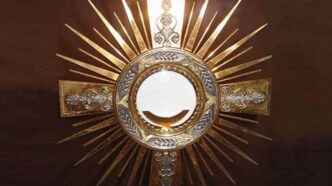 Che differenza c'è tra adorare e venerare? La Chiesa distingue la latria dovuta a Dio dalla dulia dei santi e dall'iperdulia riservata a Maria.