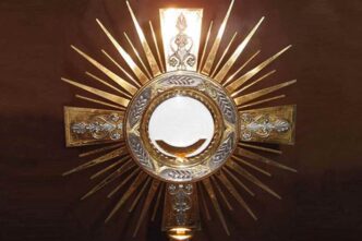 Che differenza c'è tra adorare e venerare? La Chiesa distingue la latria dovuta a Dio dalla dulia dei santi e dall'iperdulia riservata a Maria.