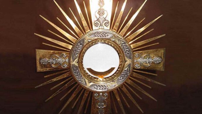 Che differenza c'è tra adorare e venerare? La Chiesa distingue la latria dovuta a Dio dalla dulia dei santi e dall'iperdulia riservata a Maria.