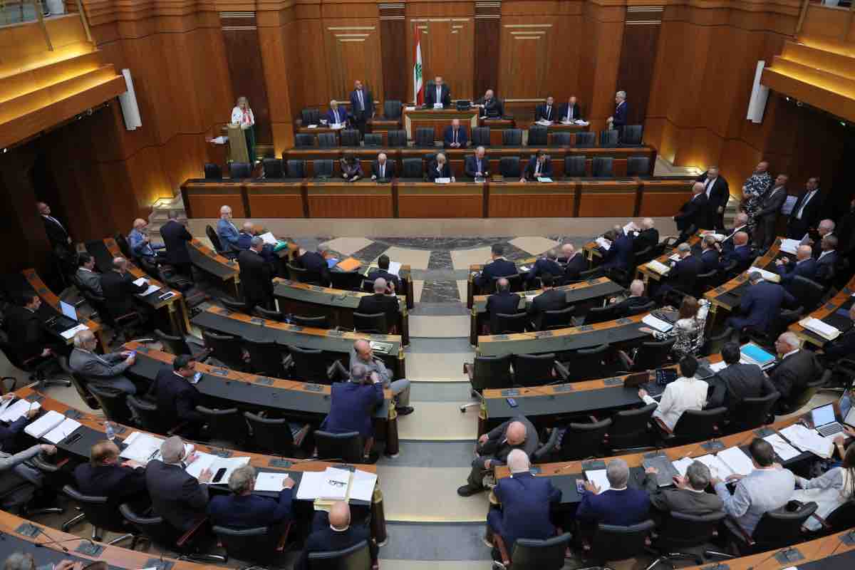 Contro il provvedimento si è schierato solo il blocco parlamentare di Hezbollah, mentre le altre forze politiche hanno sostenuto il cambiamento.