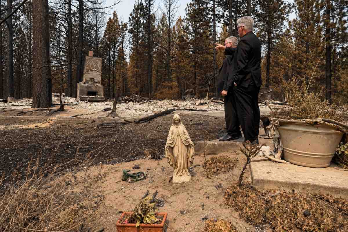Dopo essersi recato personalmente nella zona degli incendi il 3 agosto, il vescovo Daly ha voluto essere presente accanto ai fedeli colpiti dalla devastazione, offrendo parole di incoraggiamento durante la visita autorizzata dal personale di emergenza