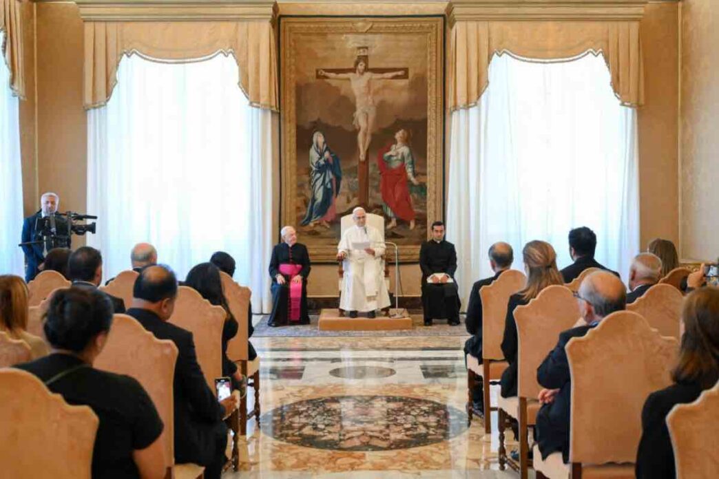 Il Papa ricorda che la famiglia resta la migliore prevenzione contro le droghe e chiede una Chiesa capace di farsi casa per chi soffre