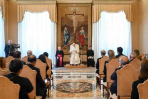 Il Papa ricorda che la famiglia resta la migliore prevenzione contro le droghe e chiede una Chiesa capace di farsi casa per chi soffre