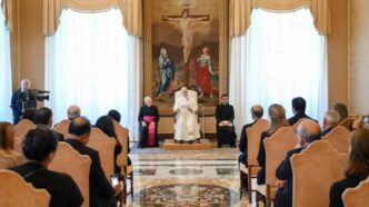 Il Papa ricorda che la famiglia resta la migliore prevenzione contro le droghe e chiede una Chiesa capace di farsi casa per chi soffre