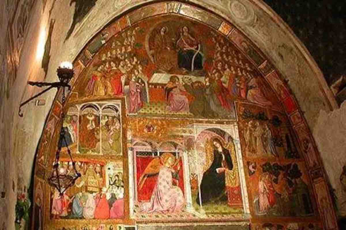 Il 2 agosto 1216, davanti a una grande folla e alla presenza dei vescovi dell'Umbria, san Francesco promulgò ufficialmente il Perdono d'Assisi, stabilendo che ogni anno, in quella data, chiunque fosse arrivato pellegrino e pentito alla Porziuncola avrebbe ricevuto l'indulgenza