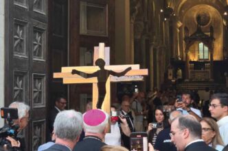 La Croce degli sportivi, simbolo di pace nato per Londra 2012, è arrivata a Taranto ed è esposta in Basilica per i Giochi del Mediterraneo.