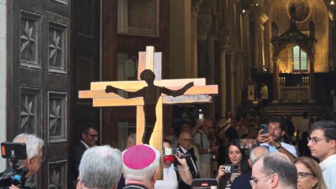 La Croce degli sportivi, simbolo di pace nato per Londra 2012, è arrivata a Taranto ed è esposta in Basilica per i Giochi del Mediterraneo.