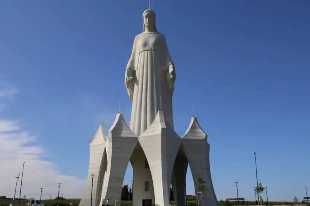 Il 15 agosto il vescovo Krzysztof Wętkowski ha consacrato a Konotopie la statua della Madonna più alta d'Europa, oltre 55 metri.