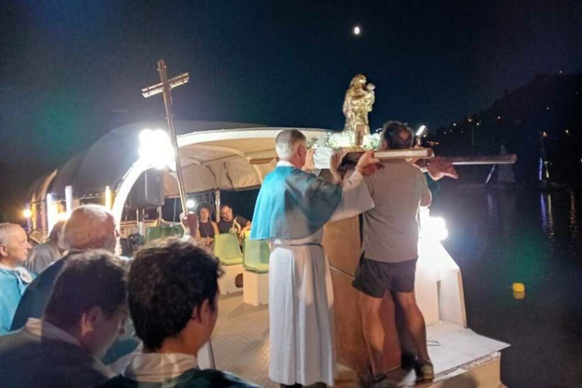 29 agosto, alle 18, Leone XIV presiederà la messa nella chiesa di Maria Santissima del Lago. Seguirà la processione della Madonna del Lago, che in un tratto si svolge sulle acque del lago Albano: il Papa lo percorrerà in barca, primo pontefice a farlo