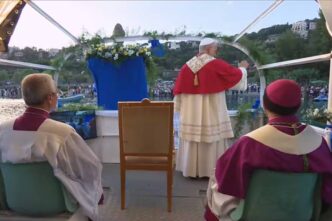 Leone XIV ha attraversato in battello il lago Albano durante la festa della Madonna del lago, primo Papa a farlo dopo quattro secoli a Castel Gandolfo.