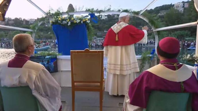 Leone XIV ha attraversato in battello il lago Albano durante la festa della Madonna del lago, primo Papa a farlo dopo quattro secoli a Castel Gandolfo.