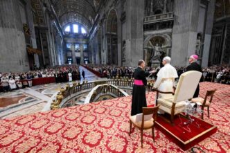 All'udienza generale Leone XIV spiega che la musica sacra nella liturgia è preghiera e comunione, non un semplice ornamento della celebrazione.