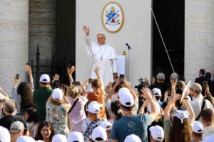 Leone XIV ad Assisi ha incontrato 2.500 giovani del Franciscan Youth Meeting, invitandoli a diventare nuovi santi per l'Europa e il mondo.