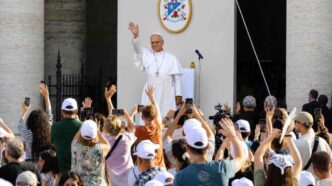 Leone XIV ad Assisi ha incontrato 2.500 giovani del Franciscan Youth Meeting, invitandoli a diventare nuovi santi per l'Europa e il mondo.