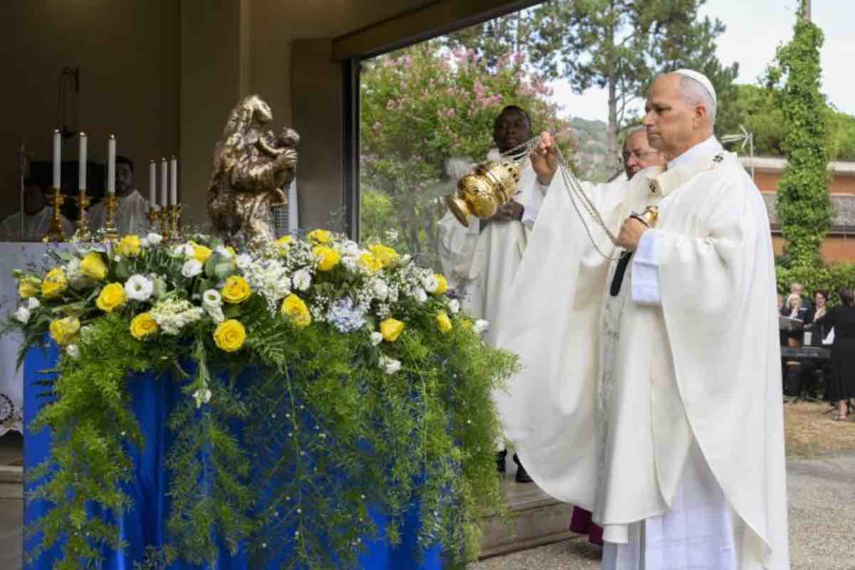 Dopo la messa, il simulacro della Madonna è stato imbarcato sul battello "Falco", decorato con fiori gialli e bianchi, per una traversata durata circa 25 minuti