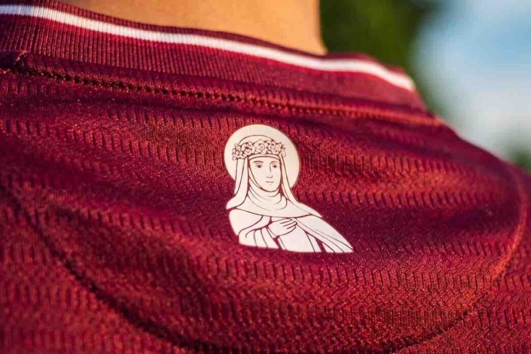 Il Fortuna Sittard ha dedicato la nuova maglia a Santa Rosa da Lima, patrona della città olandese da oltre tre secoli, in un omaggio unico tra sport e fede.