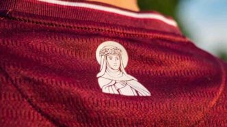 Il Fortuna Sittard ha dedicato la nuova maglia a Santa Rosa da Lima, patrona della città olandese da oltre tre secoli, in un omaggio unico tra sport e fede.