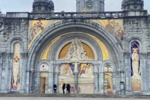 Il vescovo di Lourdes annuncia la copertura di tutti i mosaici di Rupnik sulla basilica del Rosario, prima della visita di Papa Leone XIV a settembre.