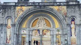 Il vescovo di Lourdes annuncia la copertura di tutti i mosaici di Rupnik sulla basilica del Rosario, prima della visita di Papa Leone XIV a settembre.