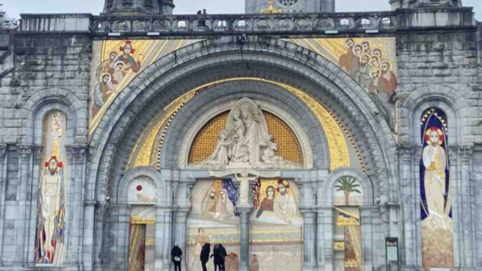Il vescovo di Lourdes annuncia la copertura di tutti i mosaici di Rupnik sulla basilica del Rosario, prima della visita di Papa Leone XIV a settembre.
