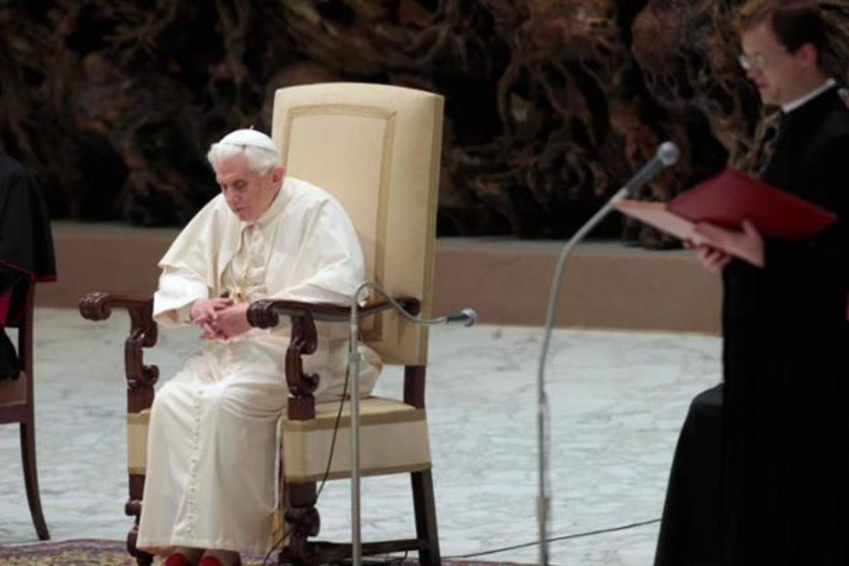 Benedetto XVI porta poi l'esempio del cardinale Nguyen Van Thuan come testimone di speranza. Il porporato rimase in carcere per tredici anni, di cui nove in isolamento