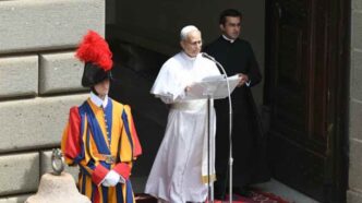 Leone XIV apre a una visita negli Stati Uniti e racconta cosa ama di quel Paese, tra libertà, storia familiare e appello ai migranti.