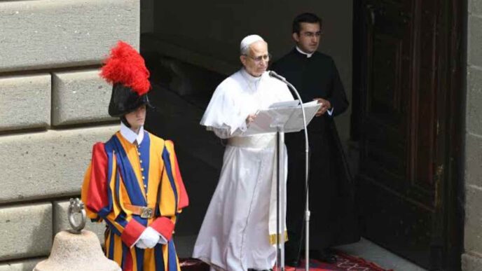 Leone XIV apre a una visita negli Stati Uniti e racconta cosa ama di quel Paese, tra libertà, storia familiare e appello ai migranti.