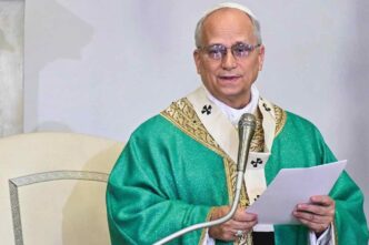 Nell'omelia dell'Assunzione a Castel Gandolfo, Leone XIV spiega perché la vera bellezza non nasconde i segni del tempo ma li trasforma in amore.