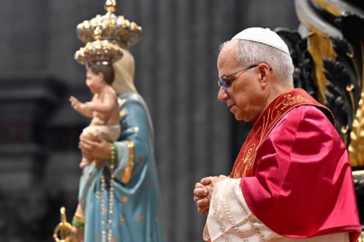 La sera successiva, da pellegrino e da pastore insieme, presiederà e parteciperà fisicamente alla processione delle fiaccole