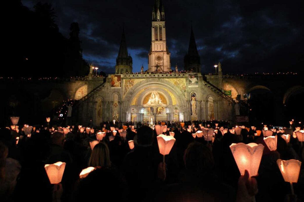 Il vescovo Jean-Marc Micas annuncia che il Pontefice si unirà fisicamente ai pellegrini nella processione aux flambeaux e la presiederà a Lourdes