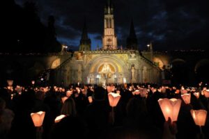 Il vescovo Jean-Marc Micas annuncia che il Pontefice si unirà fisicamente ai pellegrini nella processione aux flambeaux e la presiederà a Lourdes
