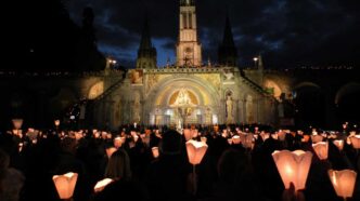 Il vescovo Jean-Marc Micas annuncia che il Pontefice si unirà fisicamente ai pellegrini nella processione aux flambeaux e la presiederà a Lourdes
